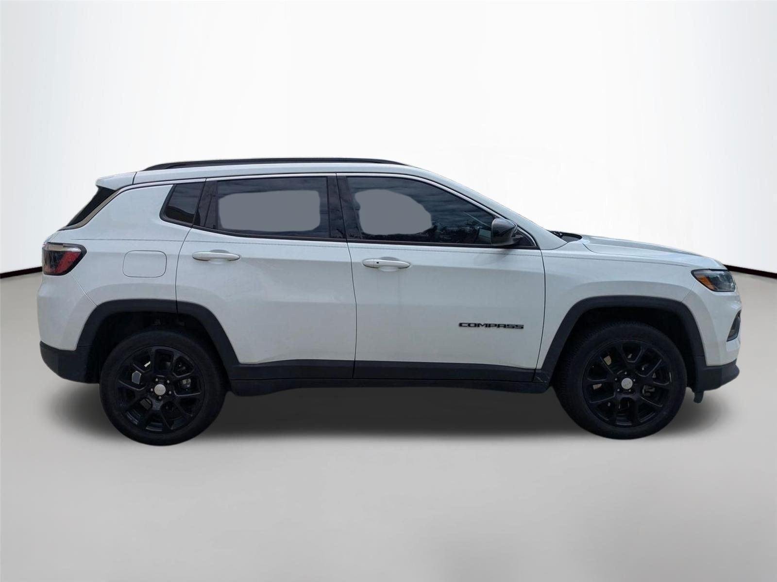 Used 2023 Bright White Clearcoat Jeep Latitude Lux image 4