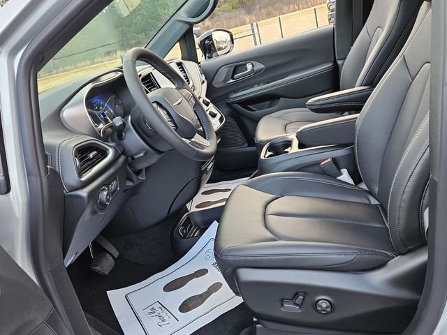 New 2026 Silver Mist Clear-Coat Exterior Paint Chrysler Select image 6