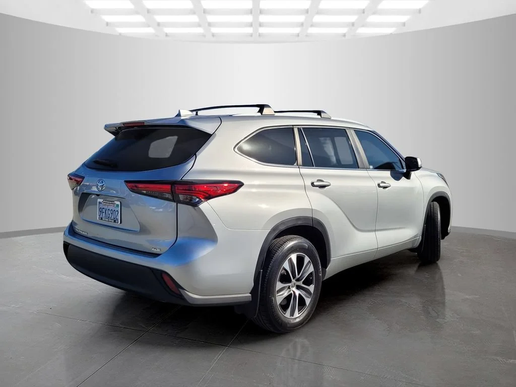 Used 2023  Toyota L image 5