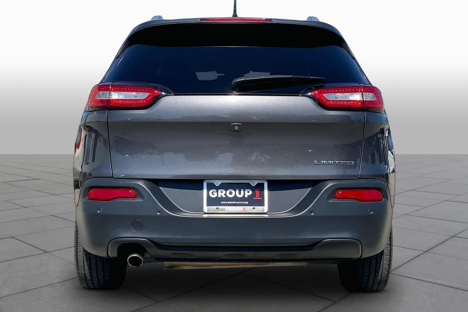 Used 2018 Granite Crystal Met. Clear Coat Jeep Limited image 5