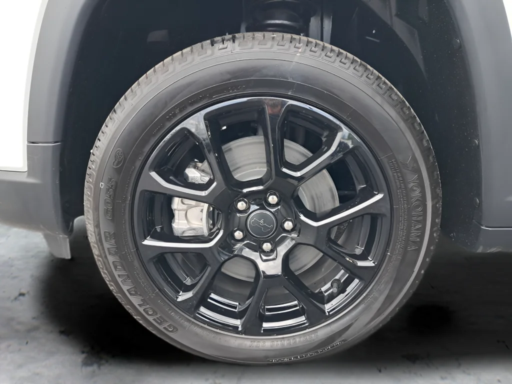 New 2026 Bright White Clear-Coat Exterior Paint Jeep Latitude image 29