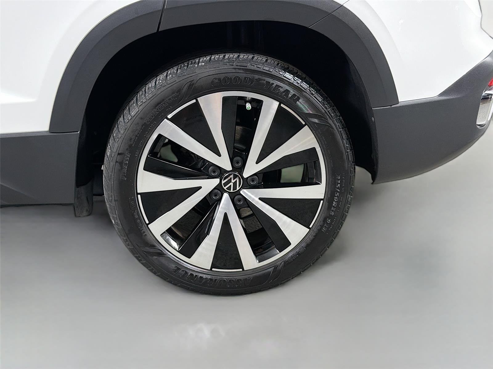 Used 2023 Pure White Volkswagen SE image 25