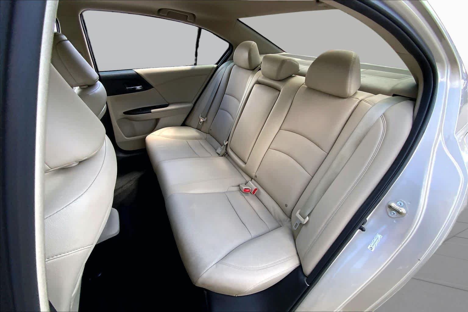 Used 2014 Champagne Frost Pearl Honda EX-L image 20