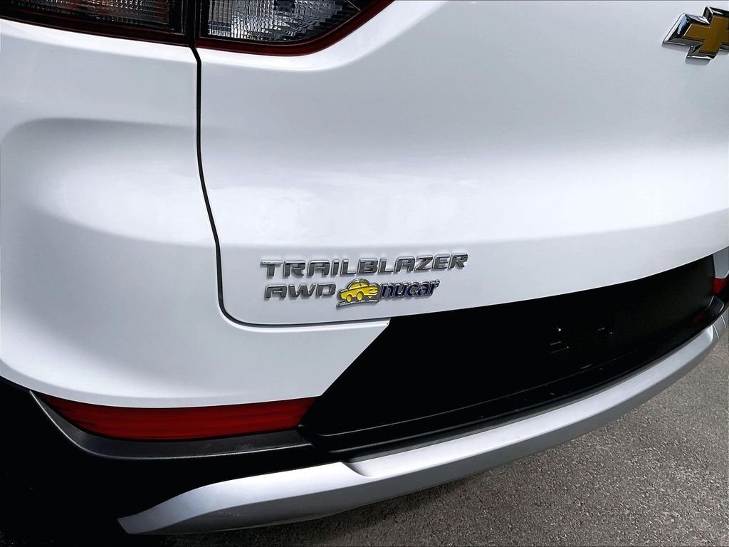 Used 2025 White Chevrolet LT image 27
