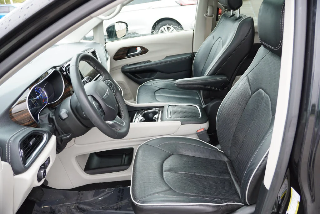 Used 2023 Brilliant Black Crystal Pearlcoat Chrysler Limited image 16