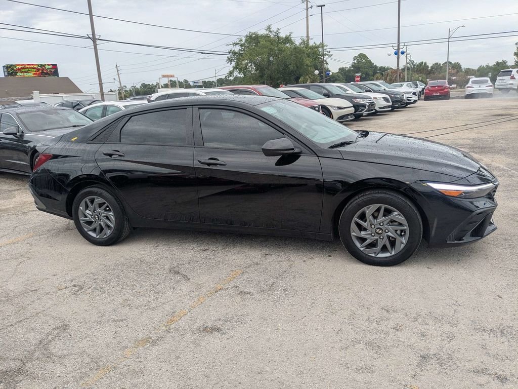Used 2024 Black Hyundai SEL image 3