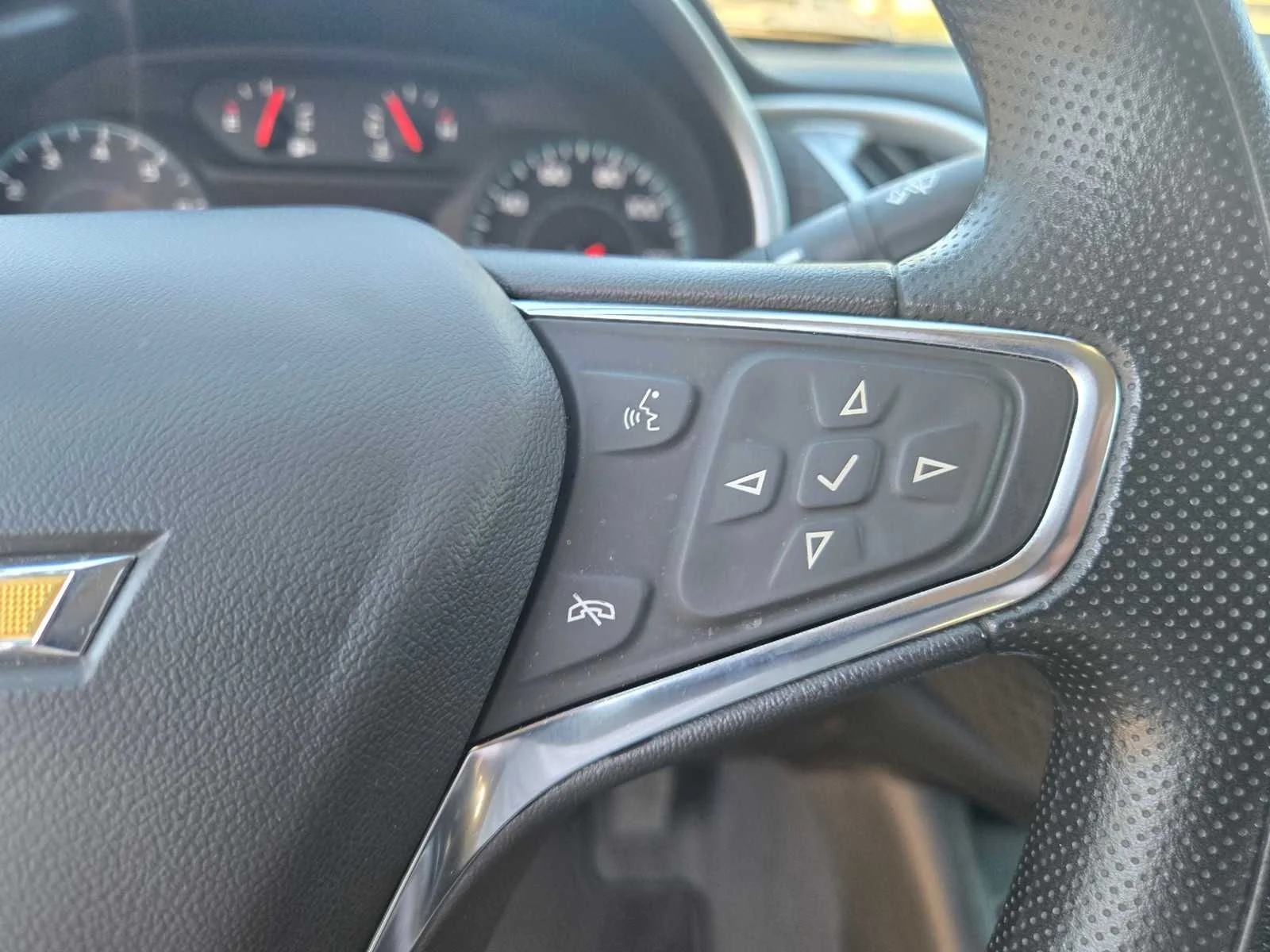 Used 2023 Summit White Chevrolet LT image 25