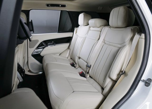 New 2026 Fuji White Land Rover SE image 5