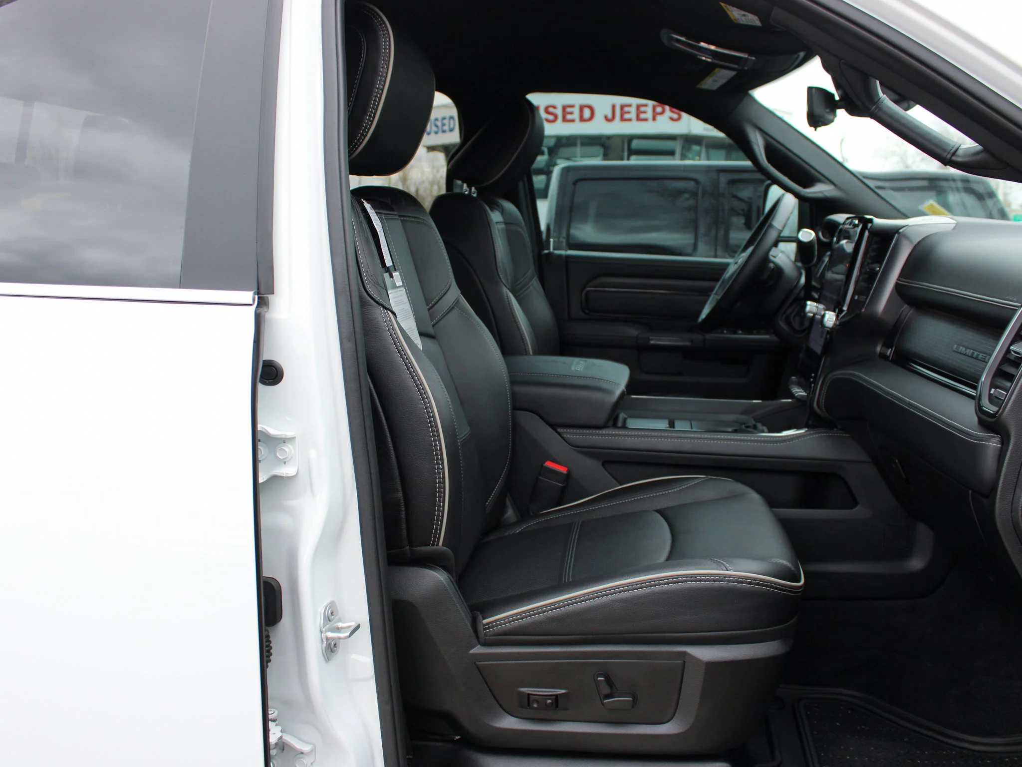 Certified Used 2024 White RAM Limited * | Cummins | 5th Wheel & Gooseneck | Adaptive Cruise | Running Boards image 23