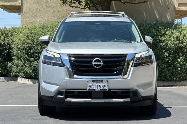 Used 2023 Silver Nissan Platinum image 8