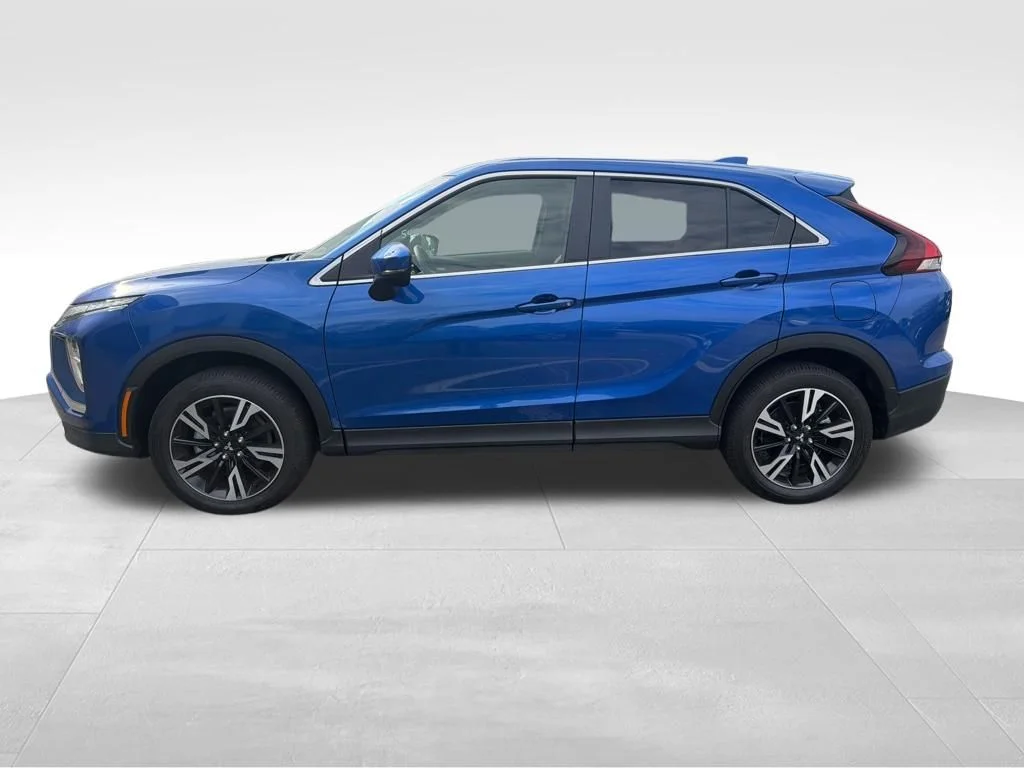 Used 2025 Blue Mitsubishi SE image 2