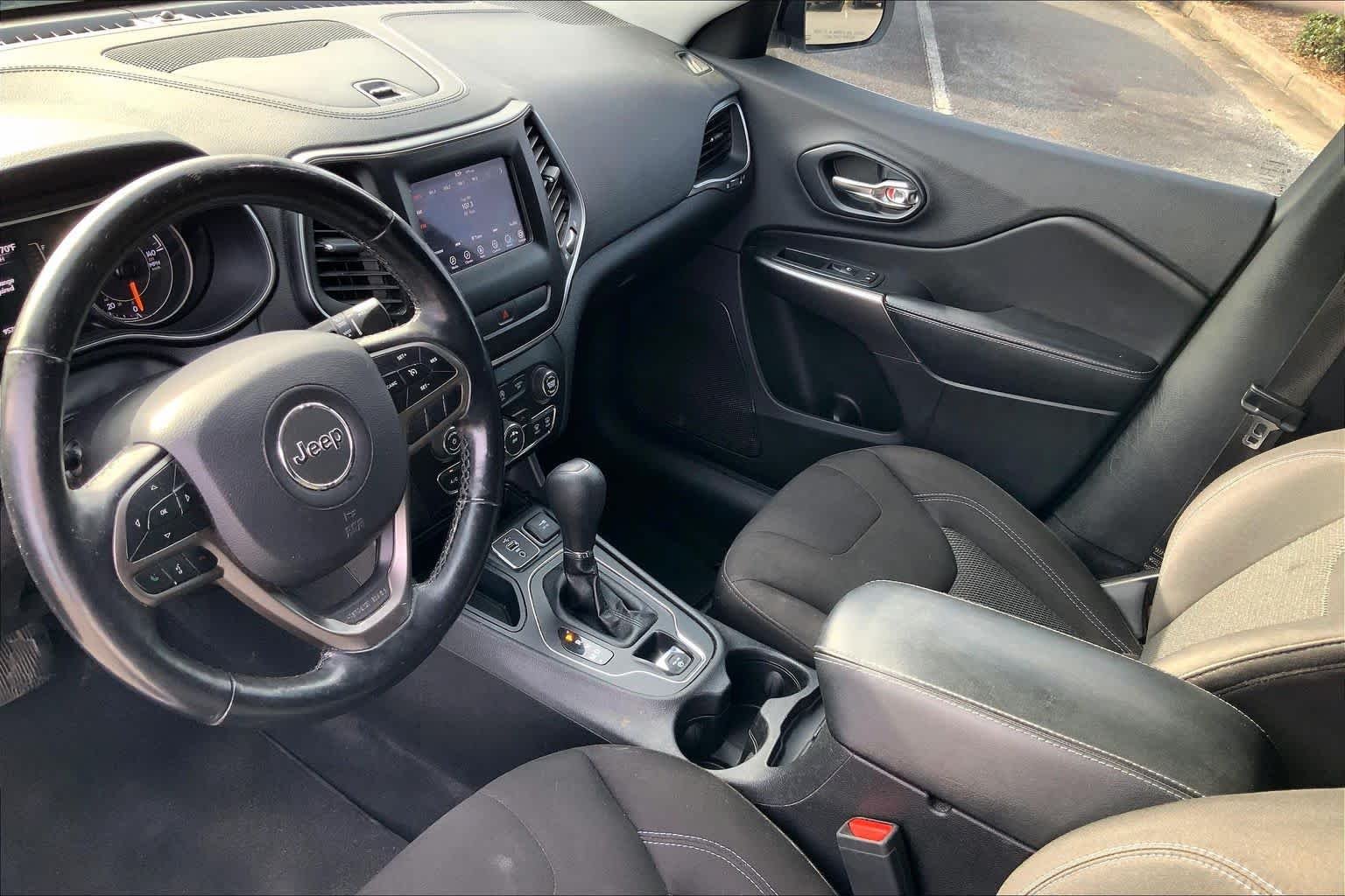 Used 2019 Bright White Clearcoat Jeep Latitude image 15