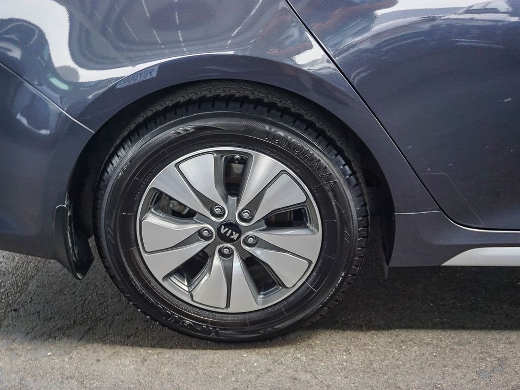Used 2017 Gray Kia Base image 9