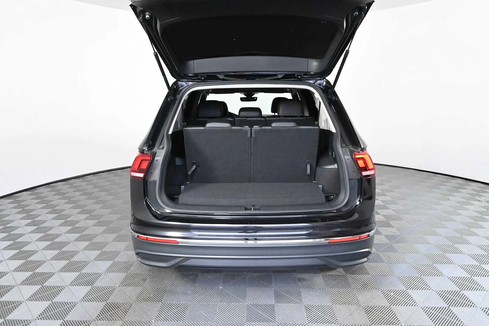 Certified Used 2022 Deep Black Pearl Volkswagen SE image 9