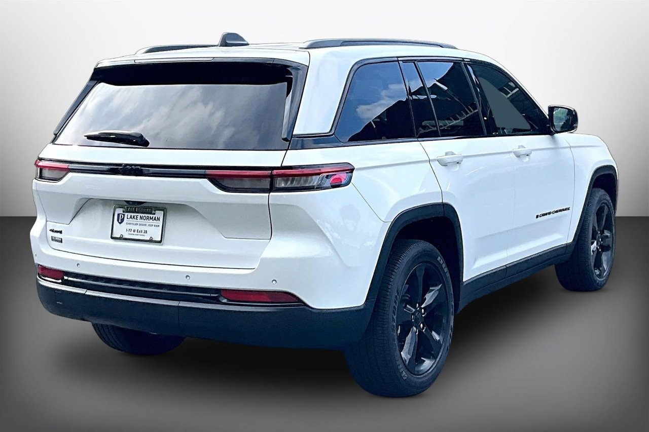 Used 2023 White Jeep Altitude X image 8