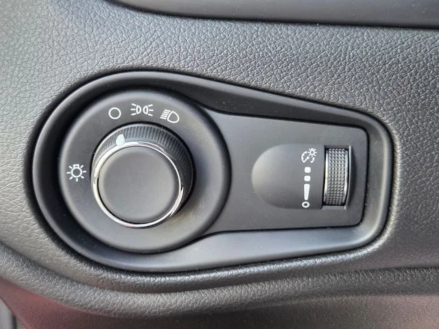 Used 2023 Red Jeep Latitude image 27