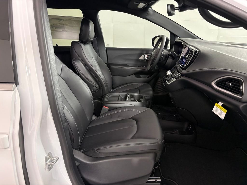 New 2027 Bright White Clear-Coat Paint Chrysler Select image 44