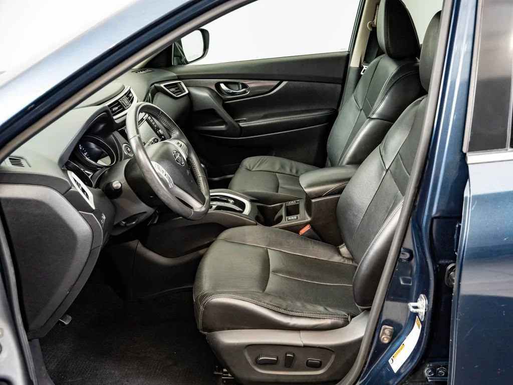 Used 2015 Arctic Blue Metallic Nissan SL image 22