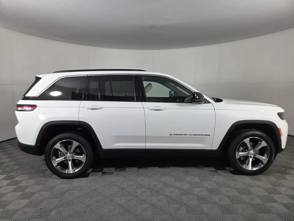 New 2026 Bright White Clear-Coat Exterior Paint Jeep Limited image 5