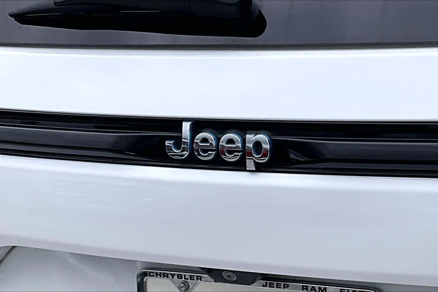 Used 2022 Bright White Clearcoat Jeep  image 28
