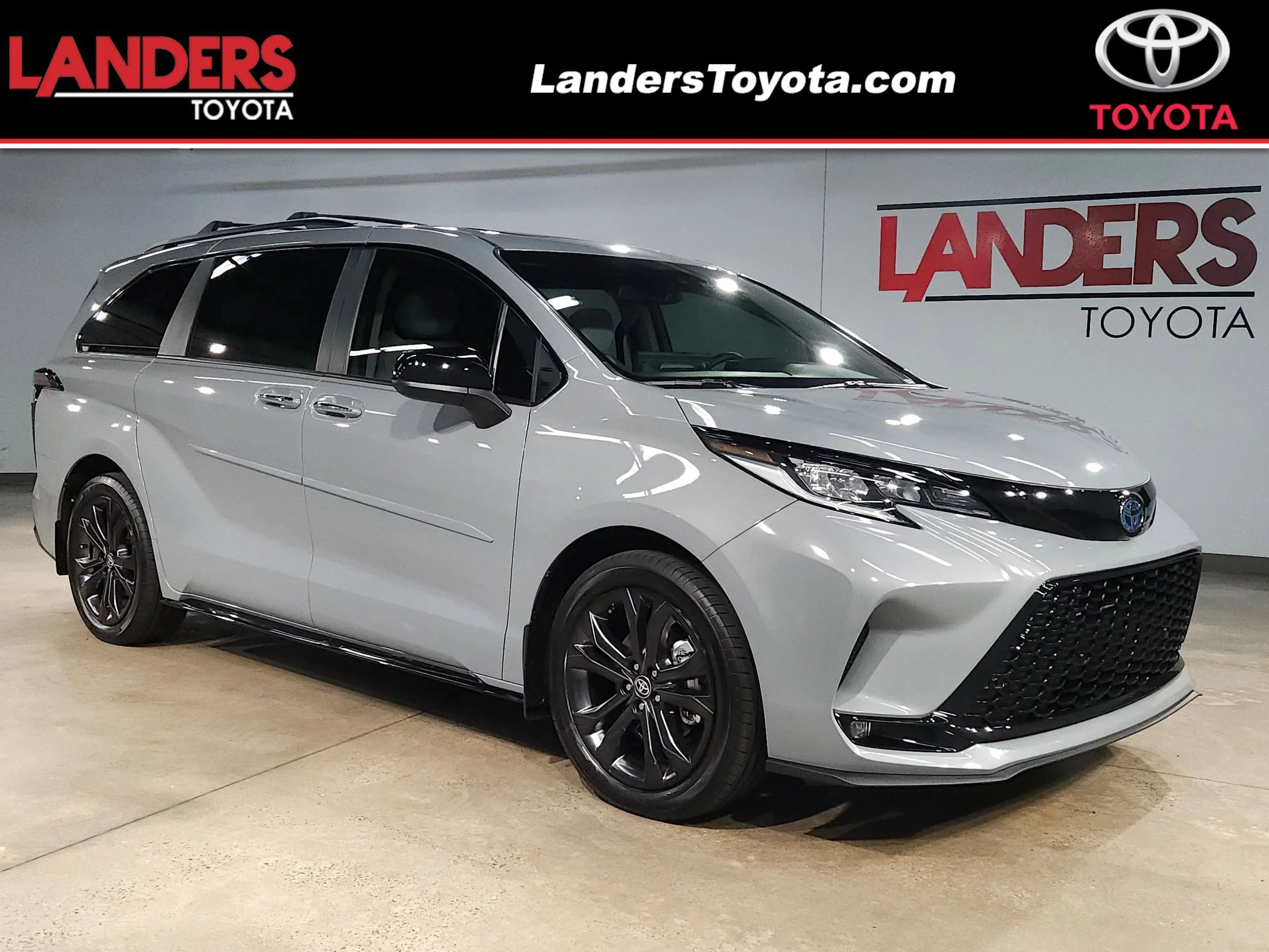 2025 Toyota Sienna XSE 7-Passenger Hybrid FWD's photo