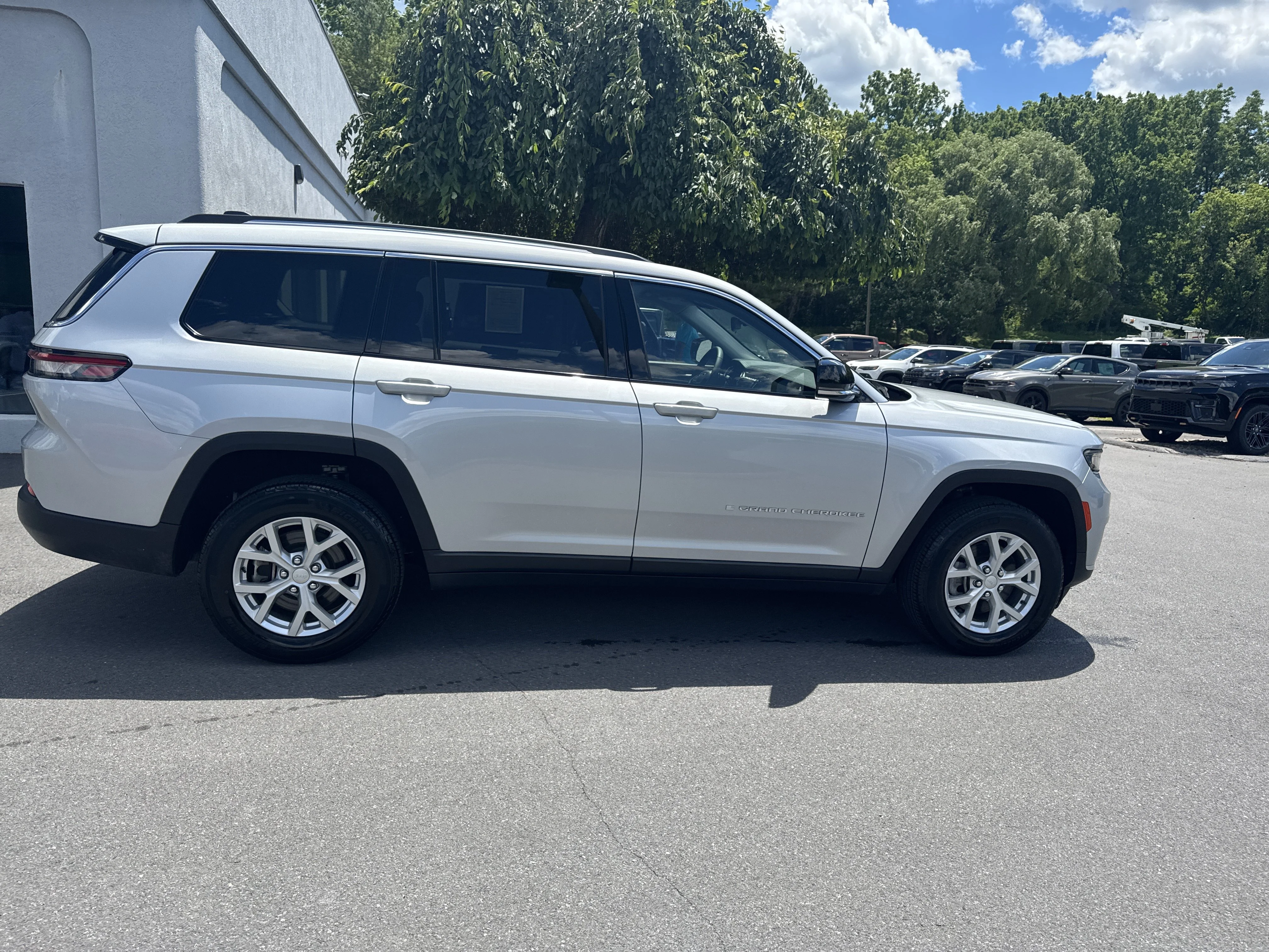 Used 2023 Silver Zynith Jeep Limited image 2