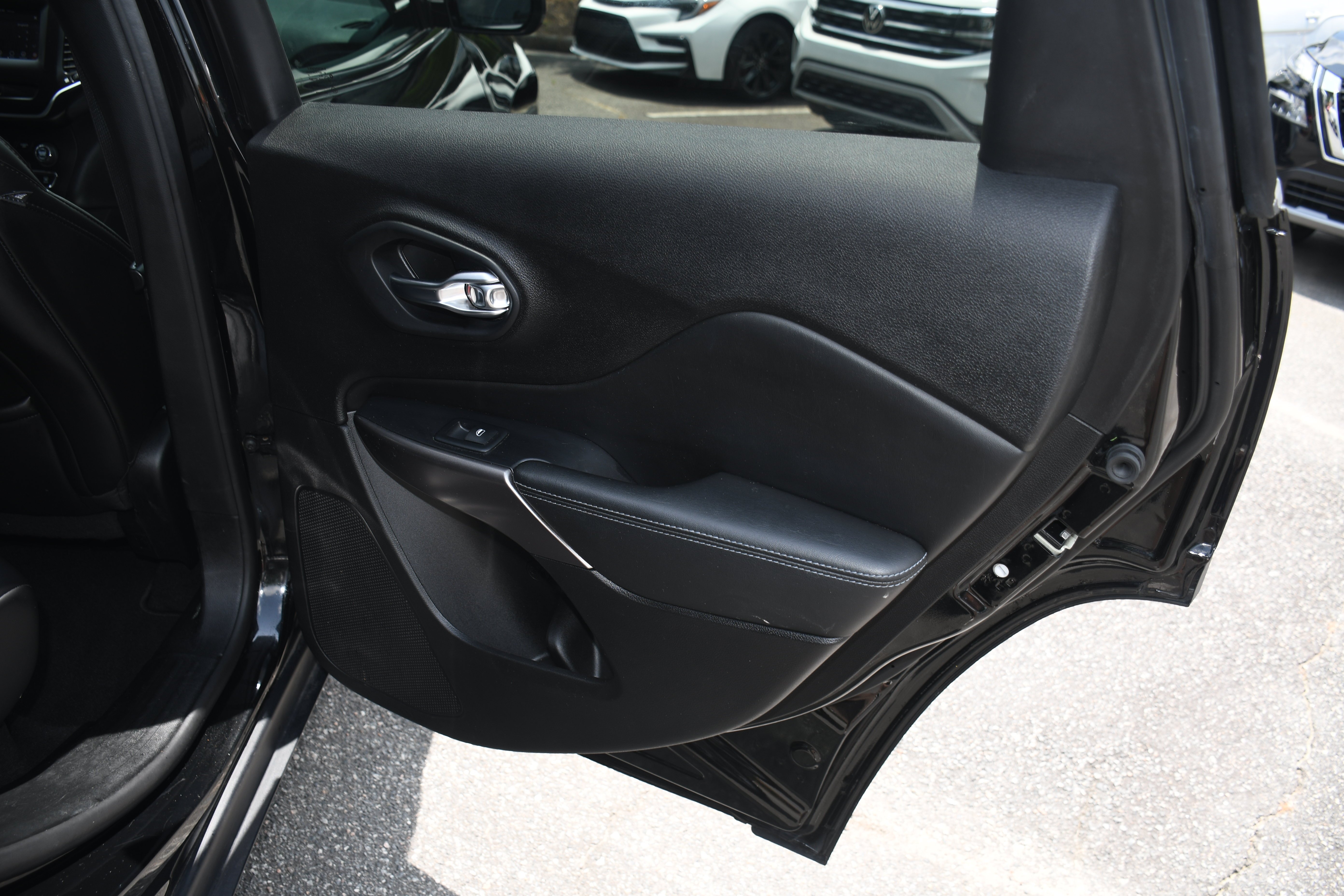 Used 2019 Black Jeep Latitude Plus image 18