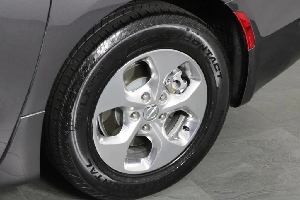 Used 2018 Gray Chrysler Limited image 12
