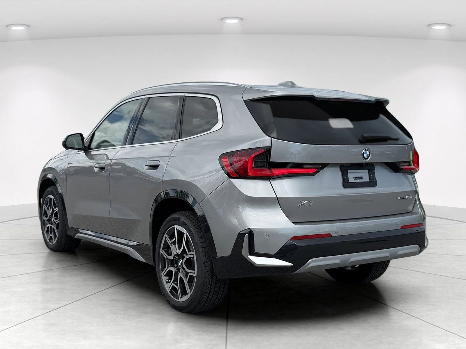 New 2026 Space Silver Metallic BMW xDrive28i image 5