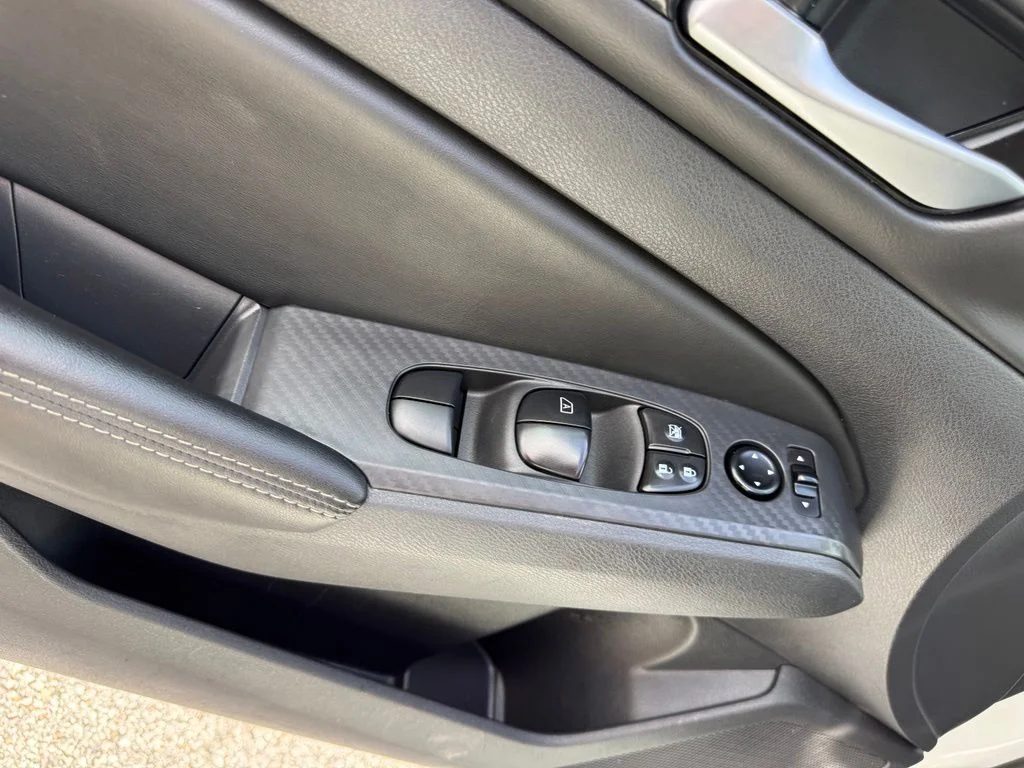 Used 2025 White Nissan 2.5 SV image 6