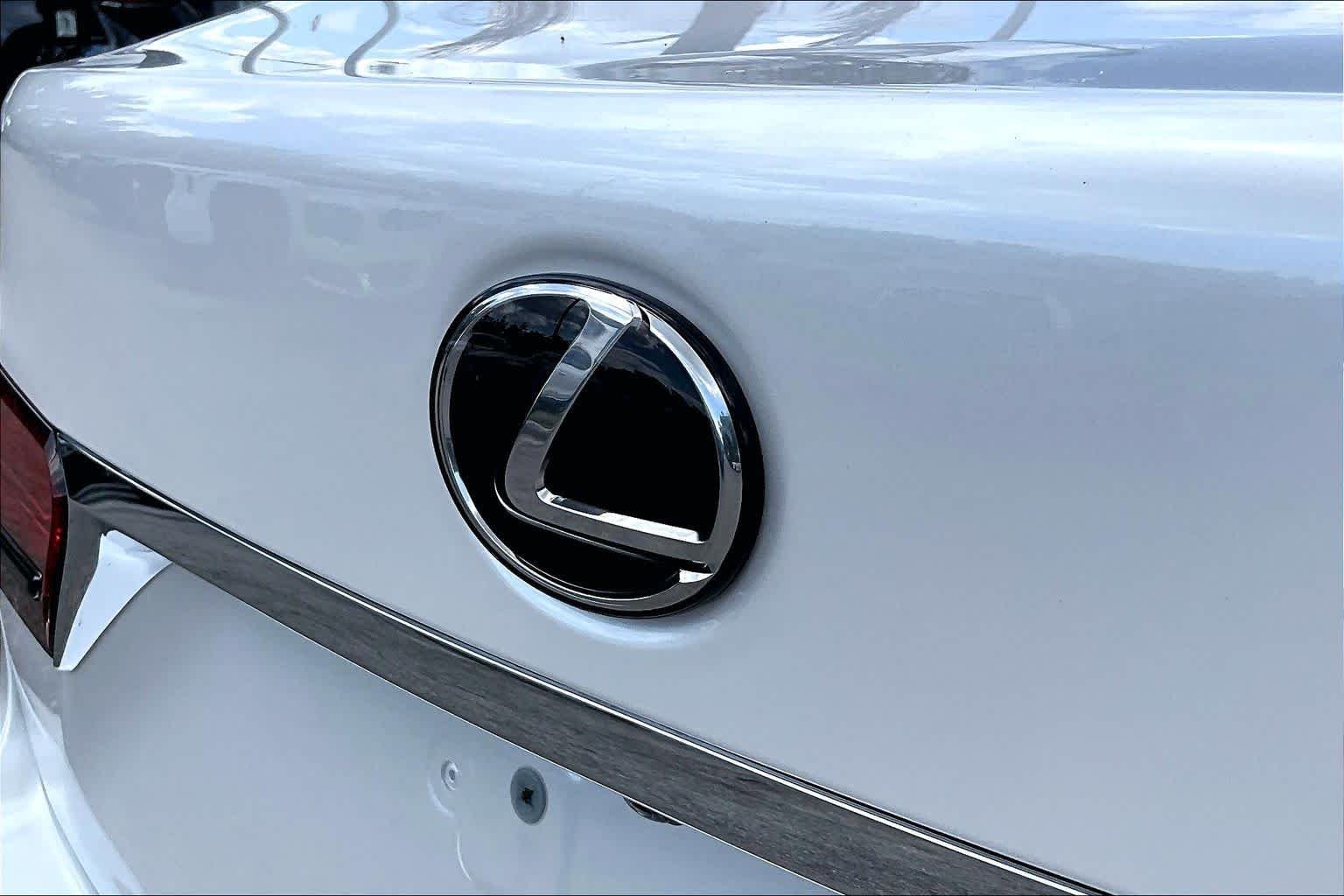 Used 2024 Eminent White Pearl Lexus  image 31