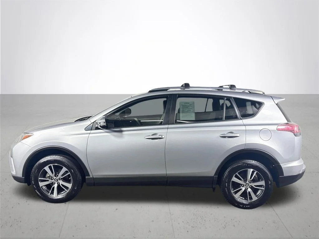 Used 2018 Silver Sky Metallic Toyota XLE image 9