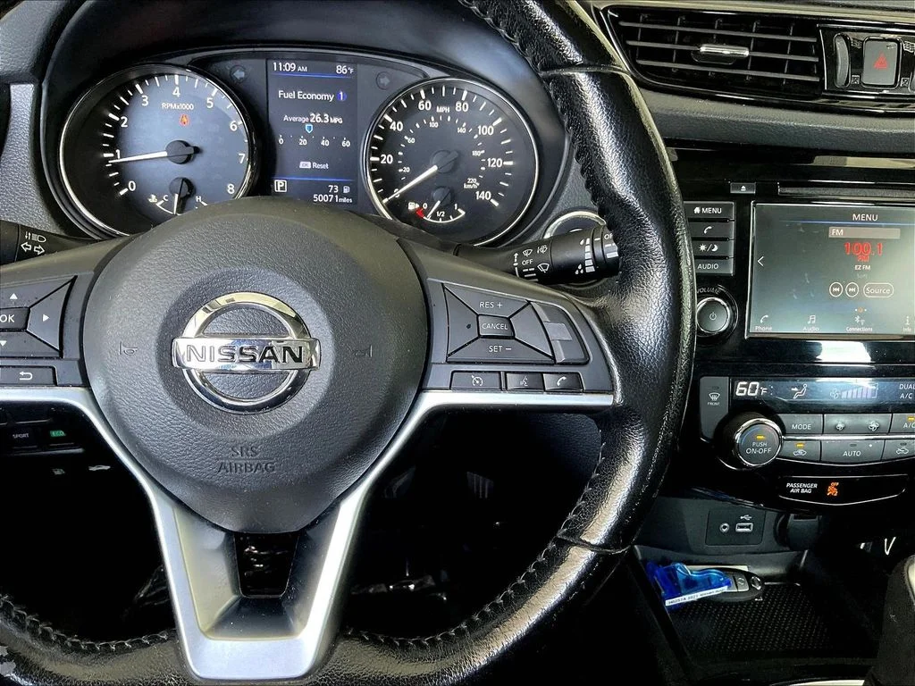 Used 2021 Scarlet Nissan SV image 13