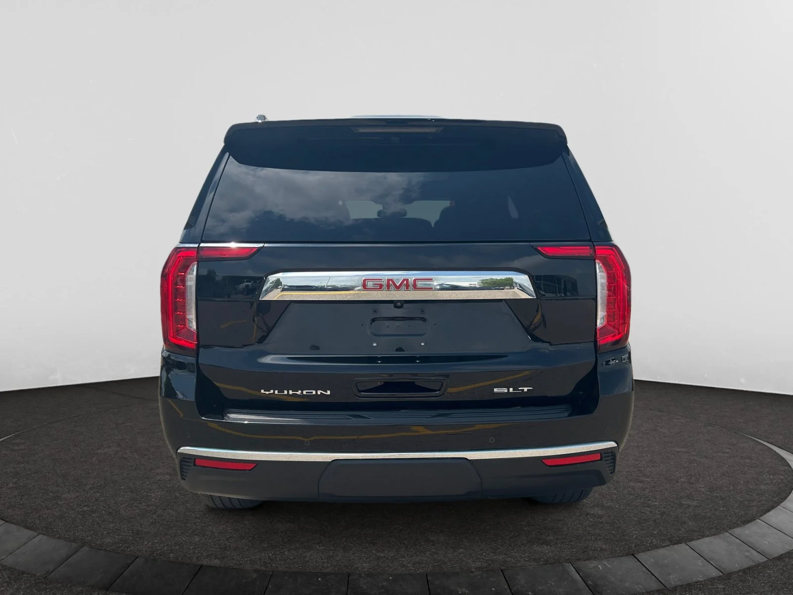 Used 2023 Black GMC SLT 4WD Leather Sunroof 5.3L image 4