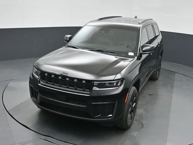 New 2026 Diamond Black Crystal Pearl-Coat Exterior Paint Jeep Altitude image 39