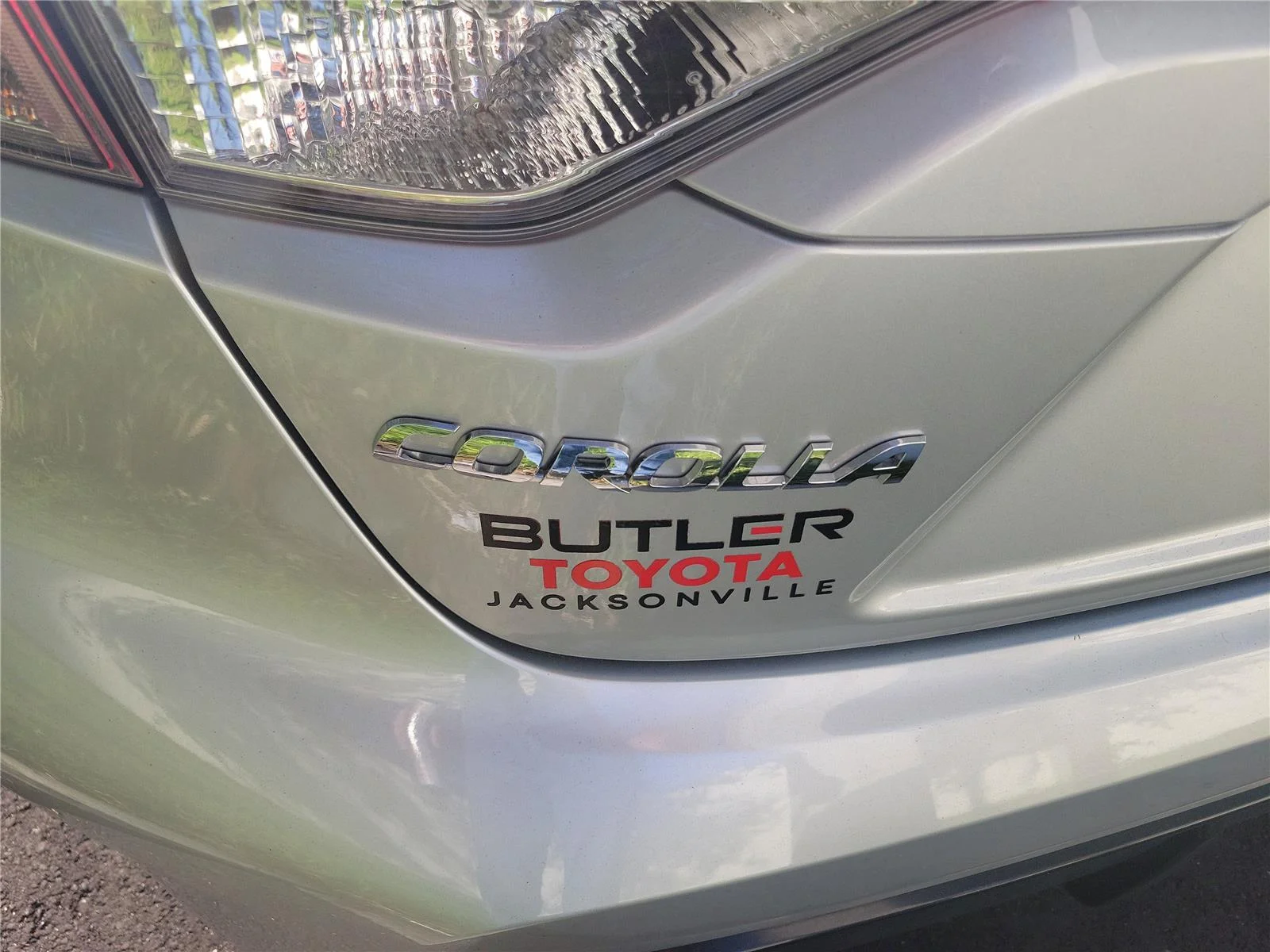 Used 2025 Classic Silver Metallic Toyota SE image 2