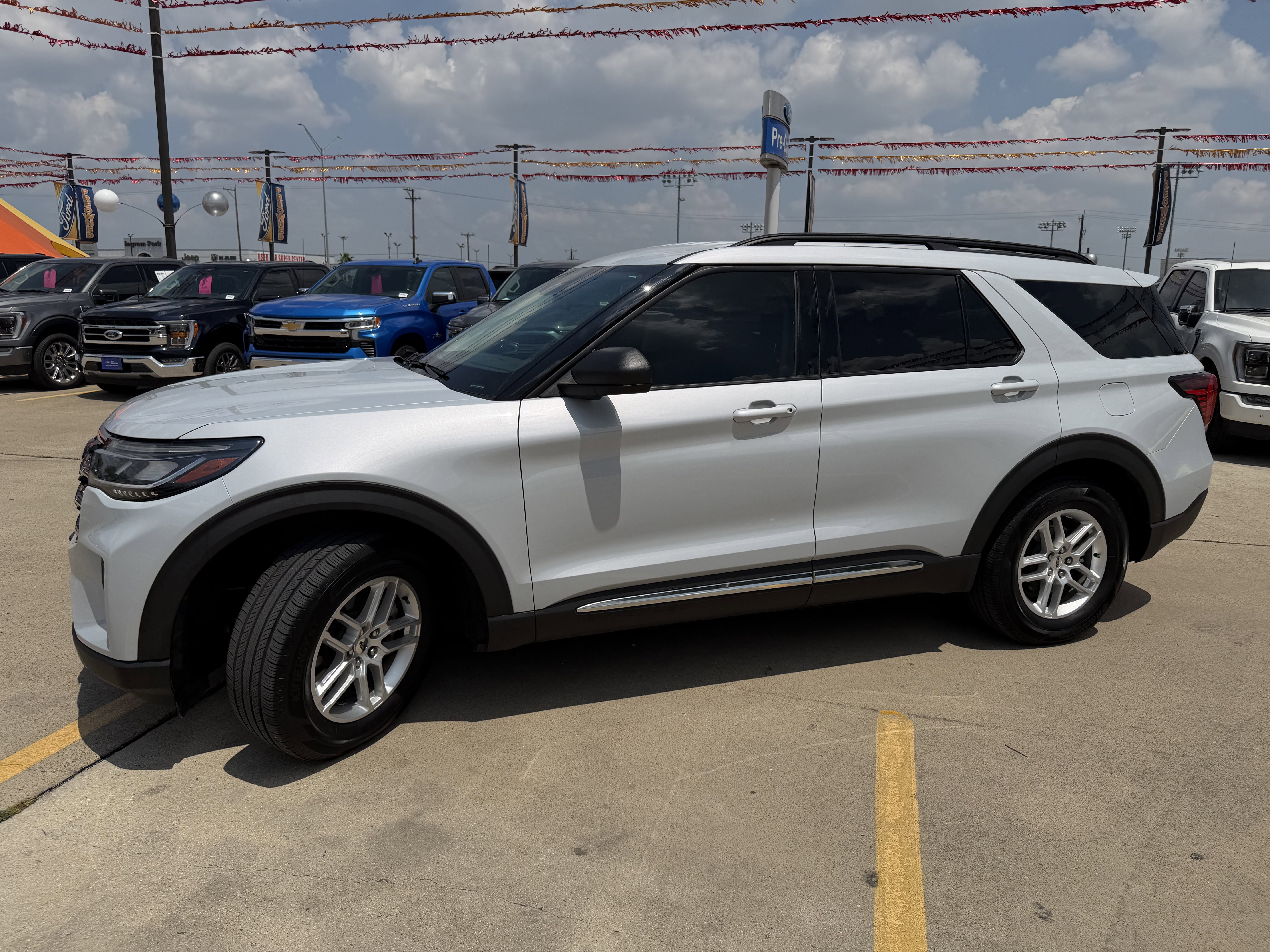 Used 2025 Space White Metallic Ford Active image 12
