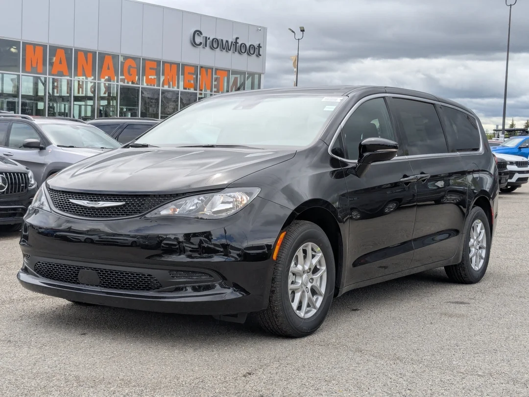 New 2026 Black Chrysler SXT - - FWD - Stow n Go Seats - Power Sliding Doors - Heated Seats - Adaptive Cruise & More! image 4