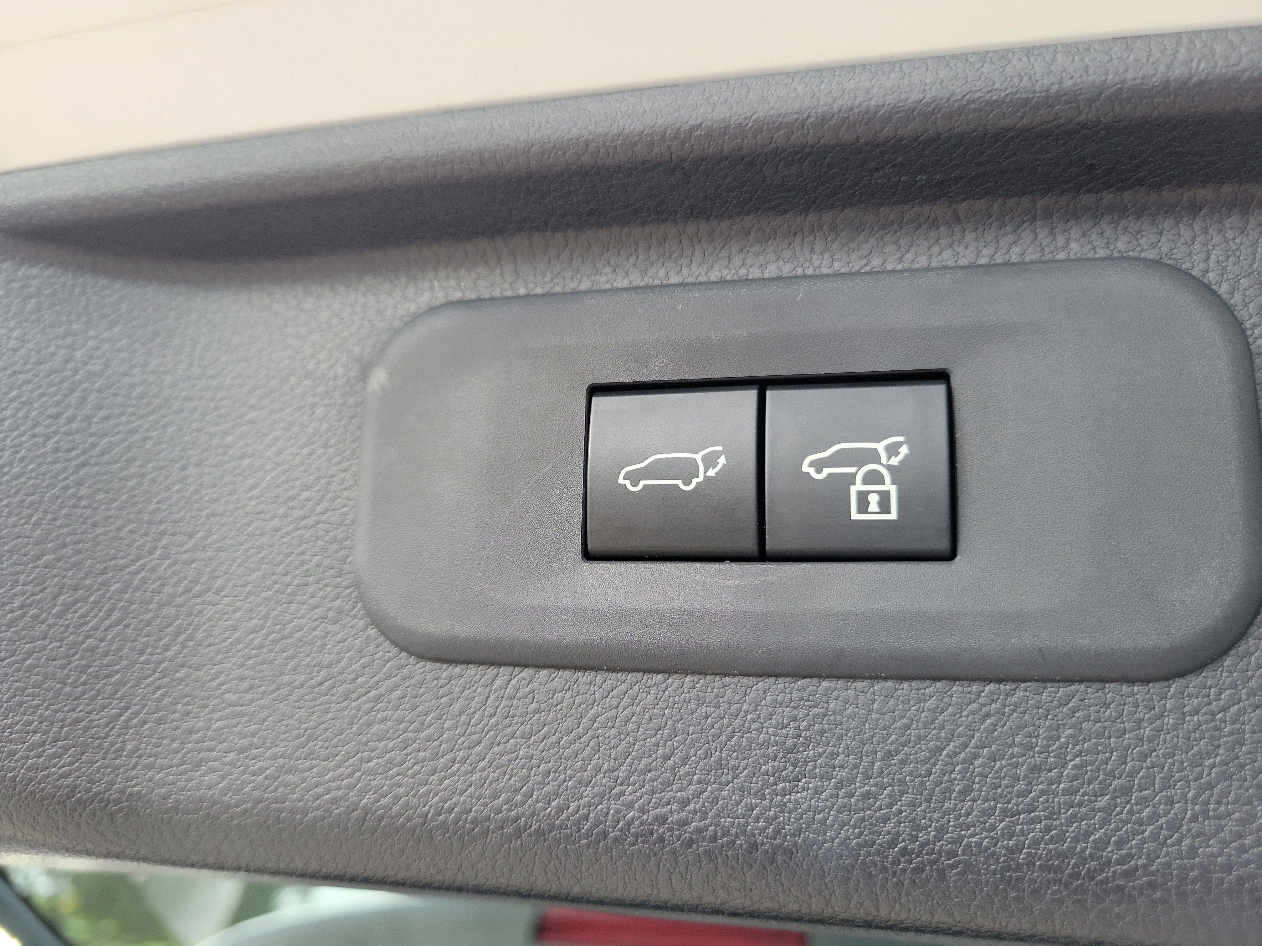 Used 2025 Pearl Toyota LE image 10