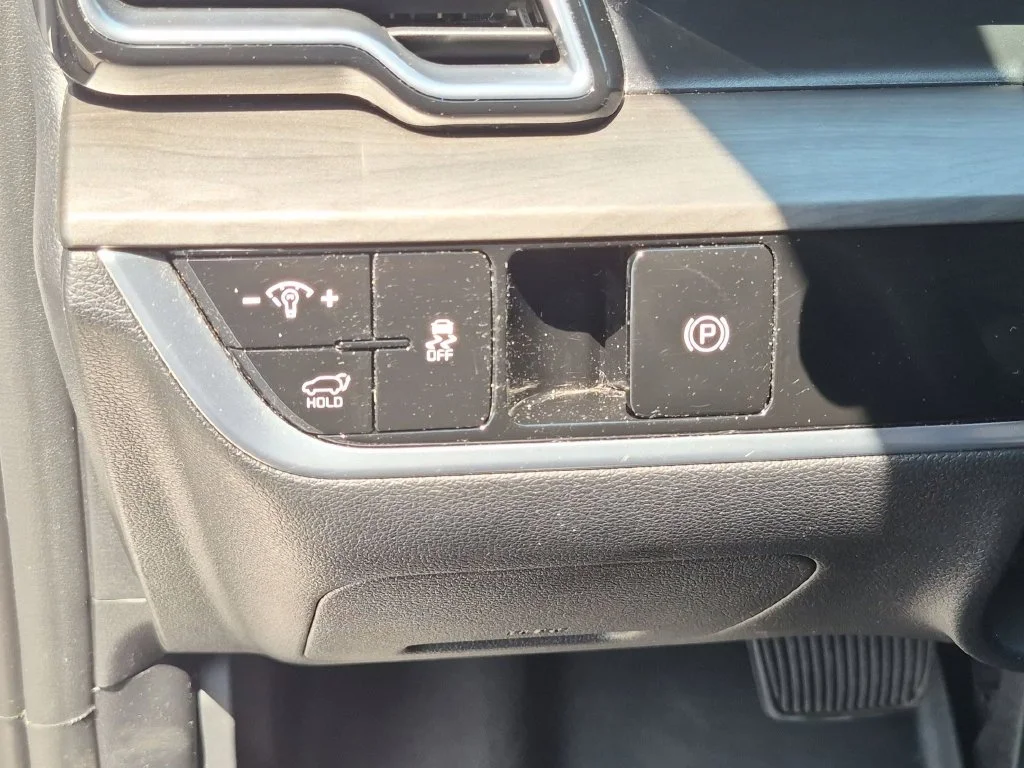 Used 2025 White Kia X-Line image 22