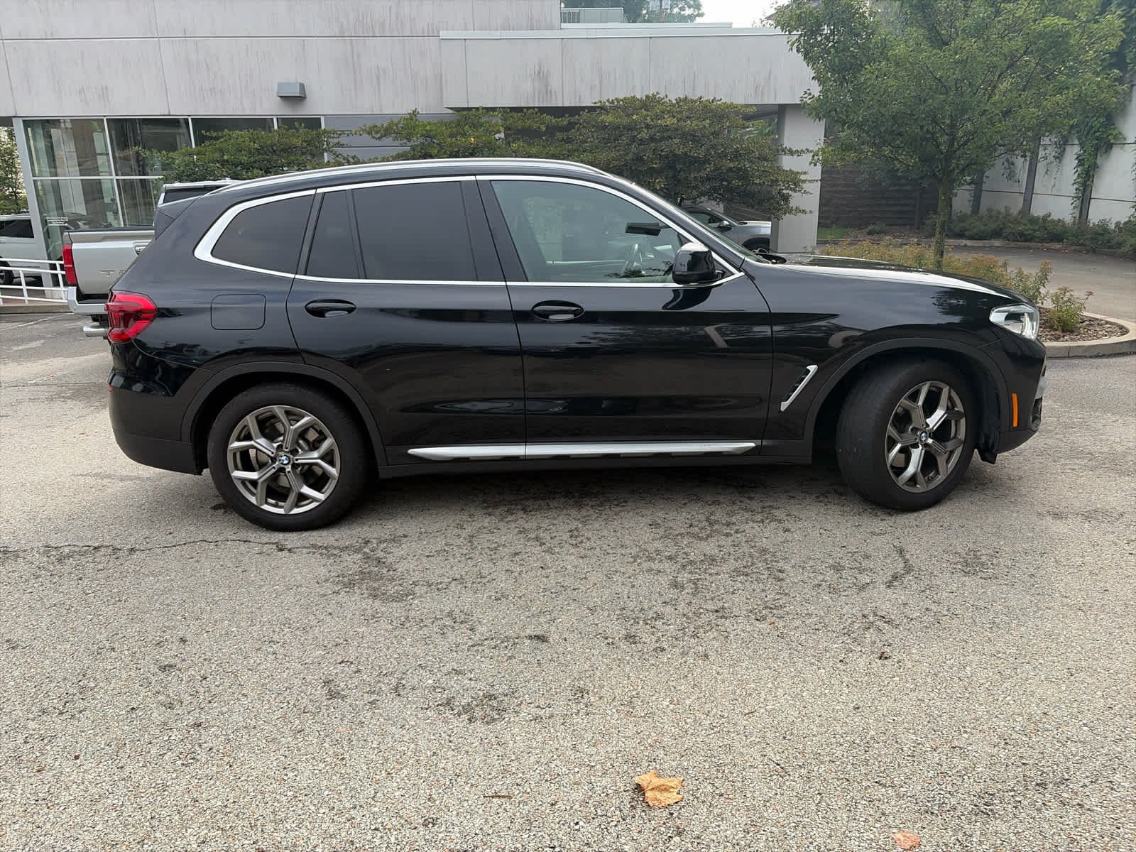Used 2021 Black Sapphire Metallic BMW xDrive30i image 2