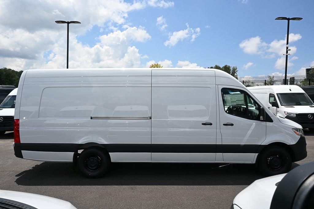 New 2026 Arctic White Mercedes-Benz Cargo 170 WB image 23