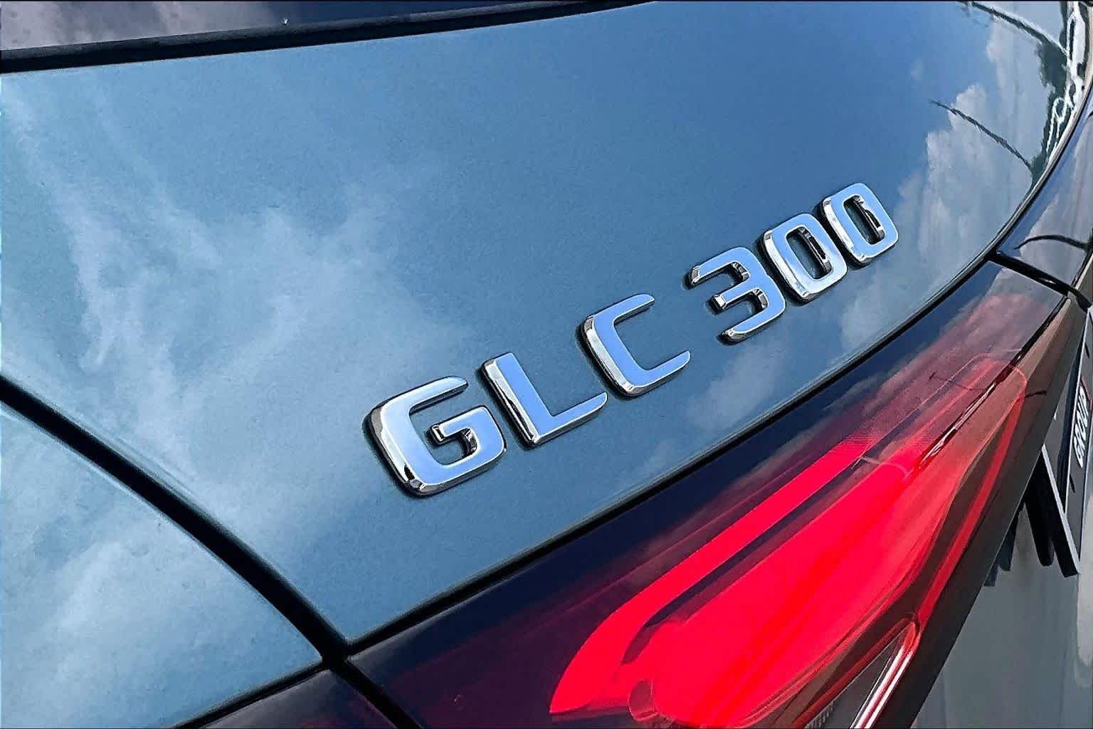 Used 2026 Verde Silver Metallic Mercedes-Benz GLC 300 image 28