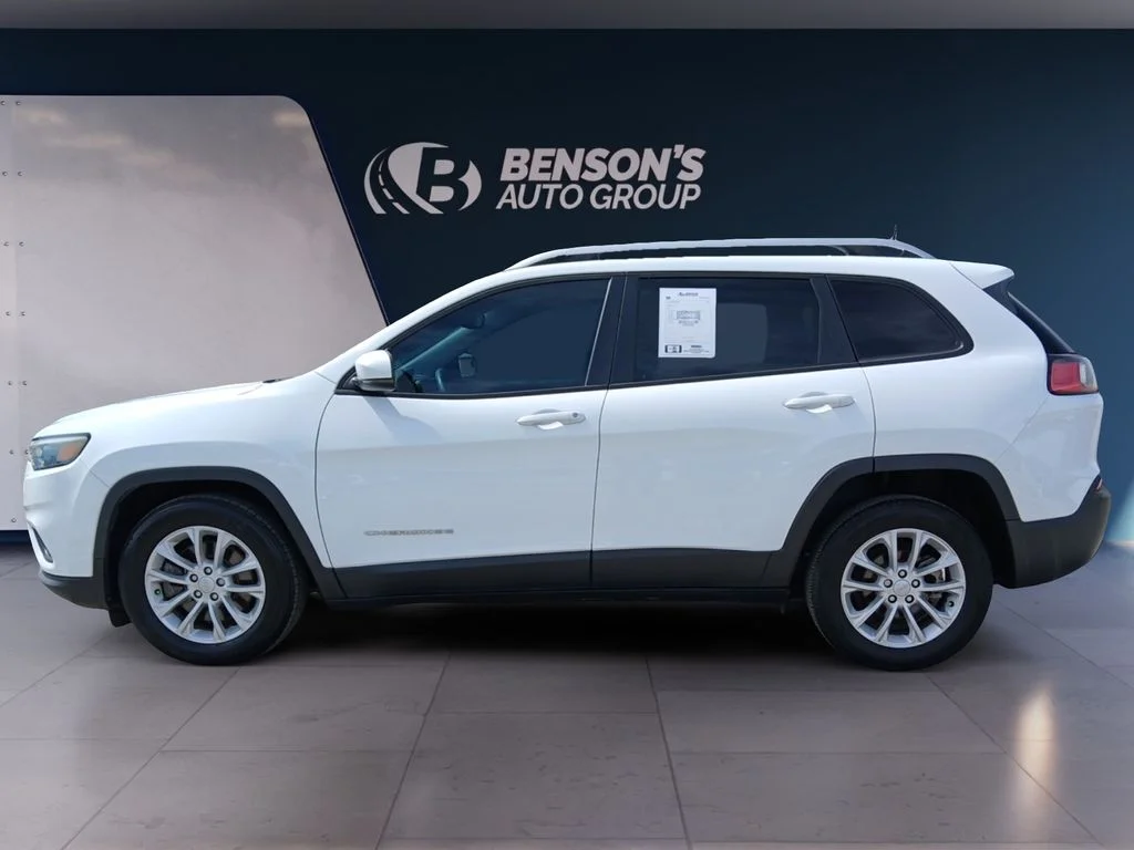 Used 2021 White Jeep Latitude image 2