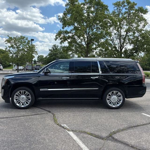 2017 Cadillac Escalade ESV AWD Platinum's photo
