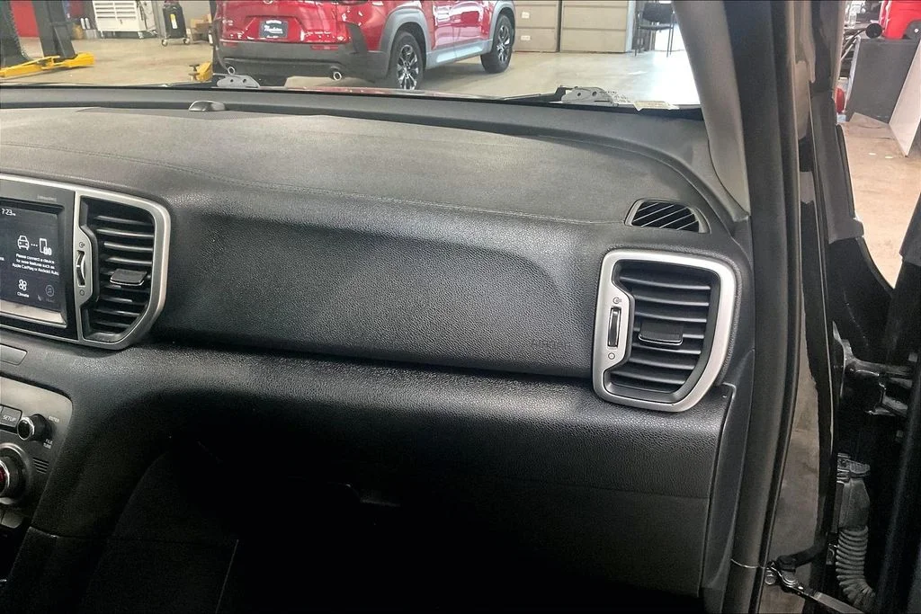 Used 2017 Red Kia EX image 16