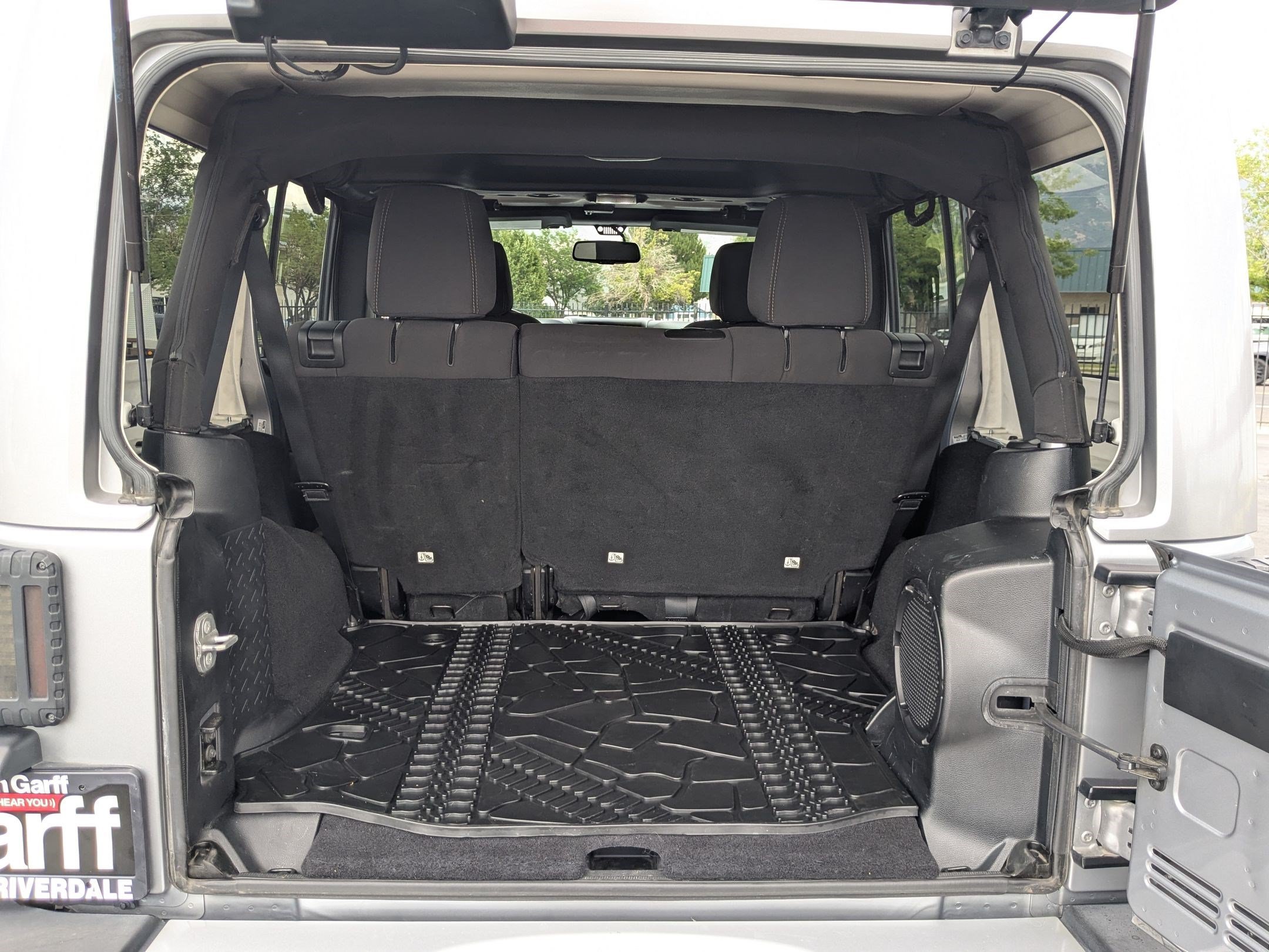 Used 2014 Billet Metallic Clearcoat Jeep Sahara image 32