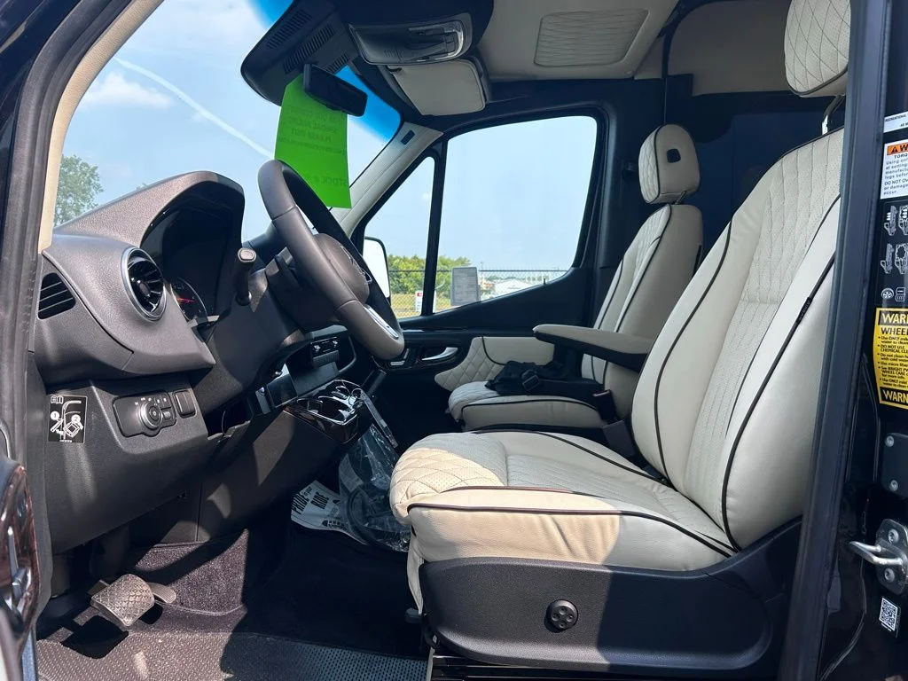 New 2026 Obsidian Black Mercedes-Benz Discovery Touring image 18