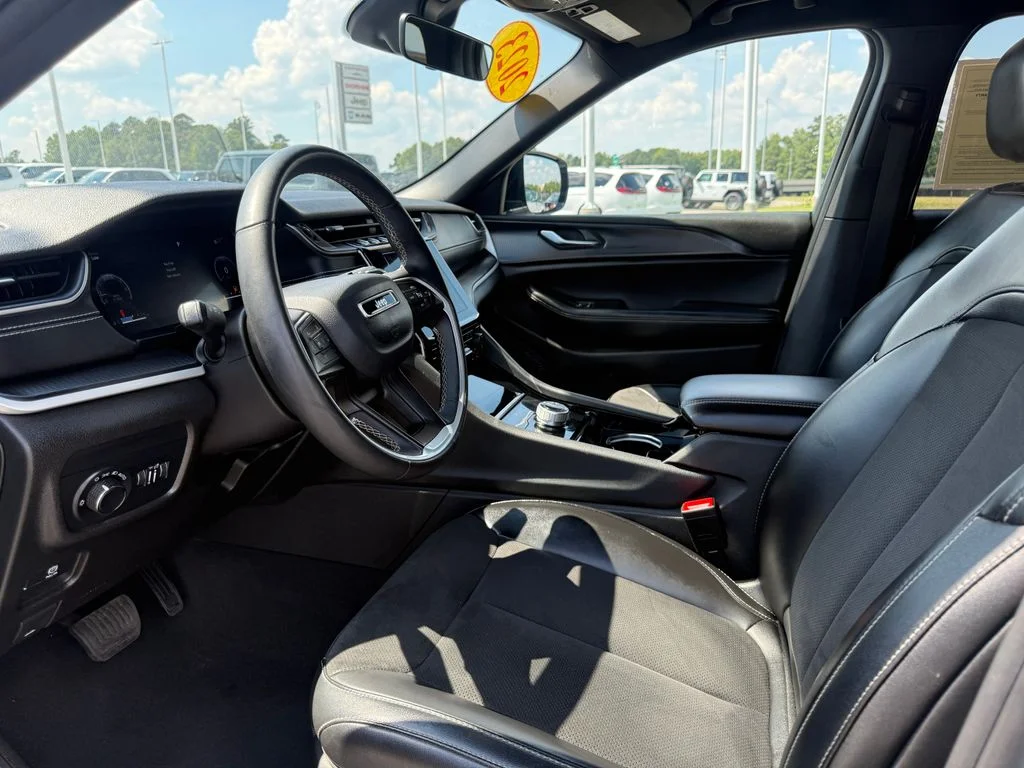 Used 2023 Silver Jeep Altitude X image 4