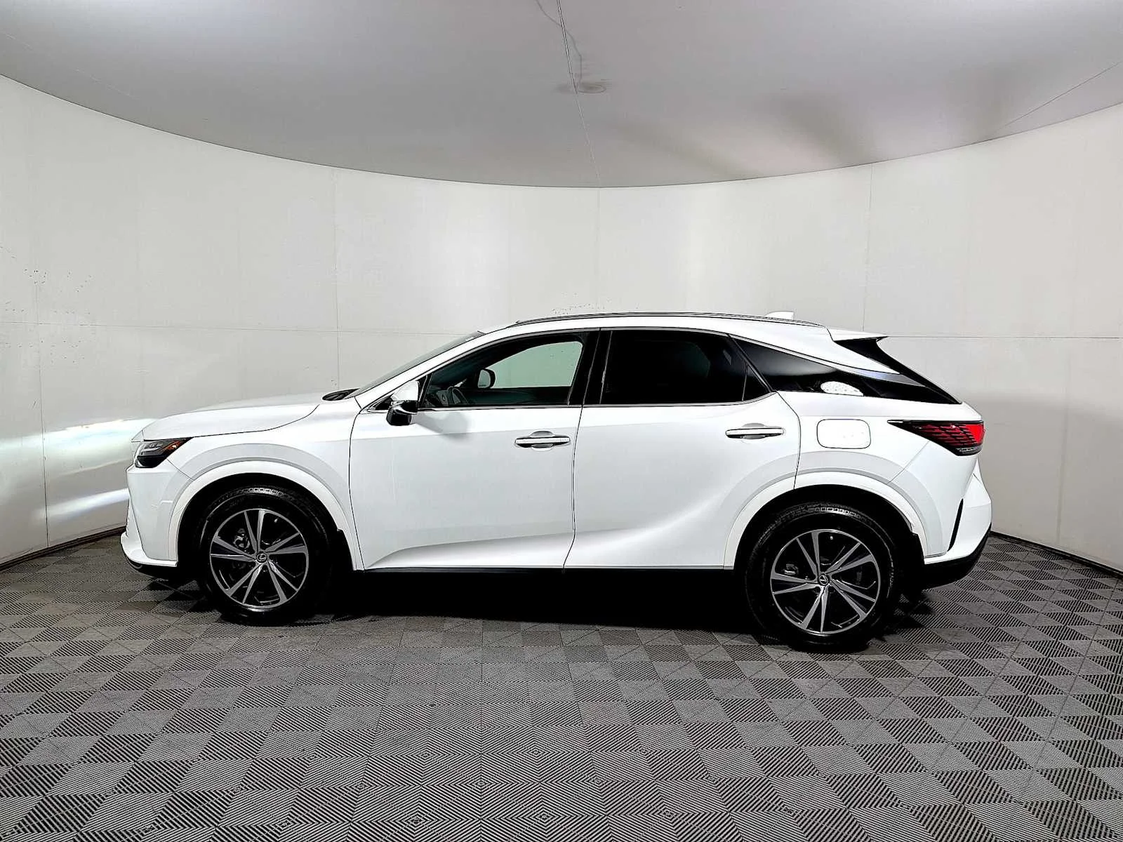 Used 2023 Eminent White Pearl Lexus Premium image 4
